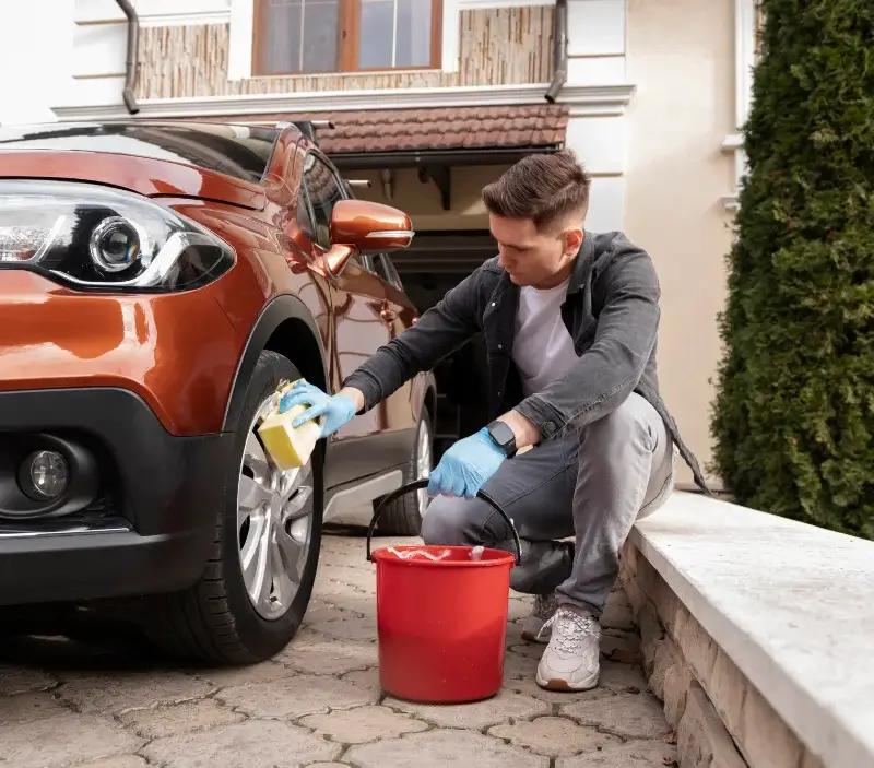 Lavage auto à domicile La Chapelle du Lou du Lac : professionnel intervenant sur un véhicule